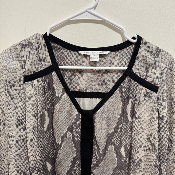 Diane von Furstenberg Lane Silk Chiffon Snake Print Blouse‎ – Size 2 - Picture 3 of 14
